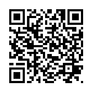 此时第一个黑袍之中的那个人露出了他的模样二维码生成