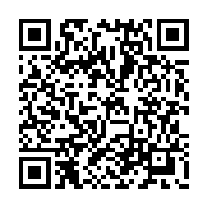 此时许紫烟和燕山魂相拥在一座落地水晶窗之前二维码生成