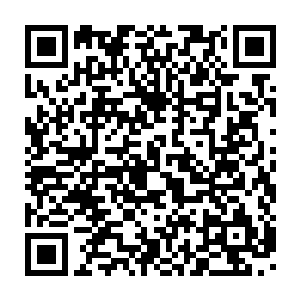 此时钟姐也就是超胜集团的董事长钟杨颖正满脸不可思议地坐在床上二维码生成