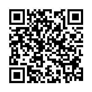 歪着头看着楼顶边缘生了锈的护栏二维码生成
