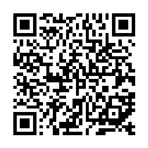 死死盯在了正死死抓着自己那对引以为豪的傲乳的双手之上二维码生成