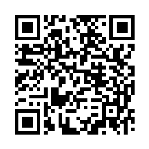 死鱼眼男人走到别墅院子里拨打电话二维码生成