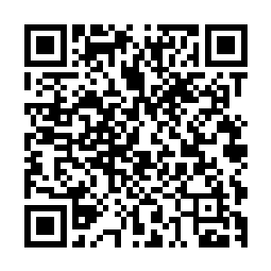 殷红的鲜血直接将赵氏武器铺大门前的一大片土地都给染红了二维码生成