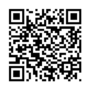 母女两人穿了一身同样的红色运动衣二维码生成