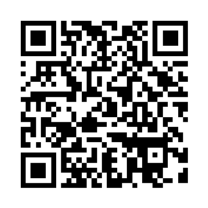 每人手中都挥舞着一根长长的铁刺二维码生成