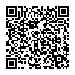 每天广场上面的几十条石头桌子板凳居然都有人去赶早抢先霸占着二维码生成