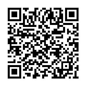 每隔一米就有一个散发出橘黄色光芒的宫式壁灯二维码生成