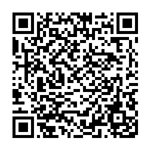 比一般岛国人看起来更深一些的五官让人可以轻易的认出他混血儿的身份二维码生成