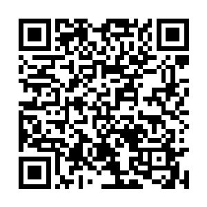 比如秦方当初开了第一家芳菲雪餐馆的那个小吃街二维码生成