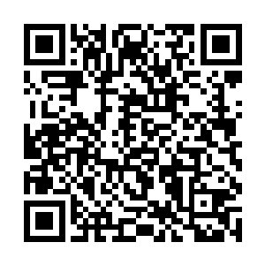 比如站在山底会看到山巅处又有一座隐隐若现的高山二维码生成