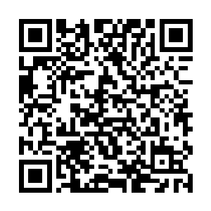 毫不犹豫的就把一个男子的手塞进自己的肚皮上取暖二维码生成