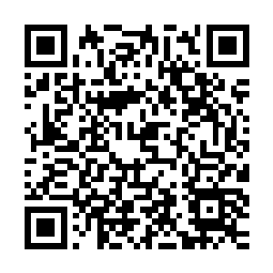毫不避讳的将丁二狗的一只脚从拖鞋里拿出来按进了新的皮鞋里二维码生成