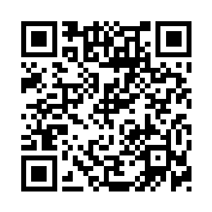 民众们看着被包围的那名年轻人议论纷纷二维码生成