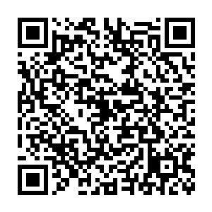 水泥地面上形成了一道犹如被千斤重物锤击过出现的一个放射线的裂纹二维码生成