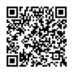 汇东酒业的办公室主任白小贤和雷欢喜站在一起二维码生成