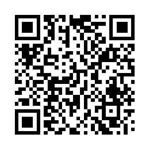 汗水就像是小溪一样从额头和侧脸往下流二维码生成