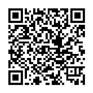 江聆韵和警方在被烧得只剩空壳的门诊大楼前说事二维码生成