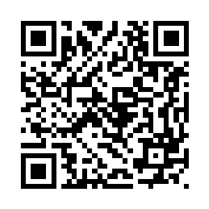 沃尔特站在公爵工作室的会议室中二维码生成