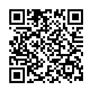 沈丽缇正瞪大了眼睛对着镜子照呢二维码生成