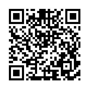 沈飞还是从一大堆照片中挑出了两张二维码生成