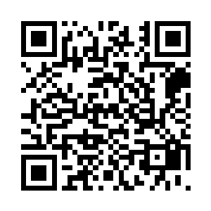 沐晚池伸手撩了撩腮边散下来的发丝二维码生成