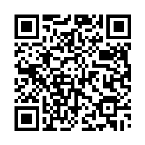 沙瓦把装着钱的公文包交到了卡夫帕克手里二维码生成