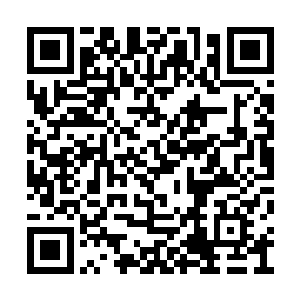 没几步就进了放着这次舞台剧演出戏服的房间里二维码生成