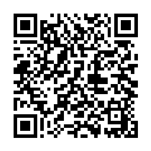 油漆斑斑驳驳的老式写字台上摆着一台破破烂烂的手提电脑二维码生成