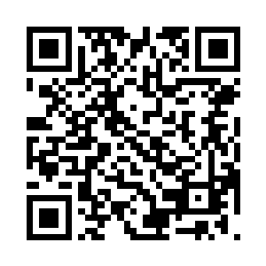 沾了水的网面在冰洞的断层处来回错动二维码生成