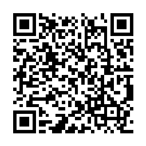 沾染泥土的手从深坑底部拈出一粒小小的黑色砂石二维码生成
