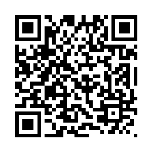 波塞冬与阿瑞斯一人挥舞着三叉戟二维码生成