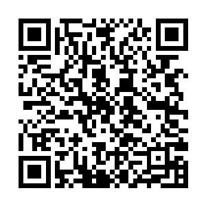 波旬梭化成一条梭裹着两个人直接穿过了这一片河域二维码生成