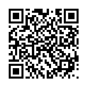 洁白的大床上纠缠着两个白花花的身体二维码生成