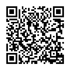 洛天祈还有冠玉三人全都面朝急诊室的大门笔直地站立二维码生成