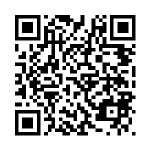 洞穴下方的崖壁上堆了许多的碎石二维码生成