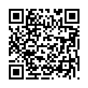 浅色短发被风吹得不断扑打在俊美的脸上二维码生成