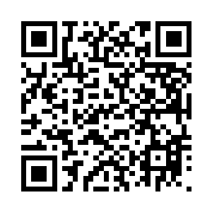 海瑟薇轻轻掀起水晶球上的白色布匹二维码生成