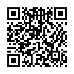 消防员和警察正在清理抬出来的尸体二维码生成