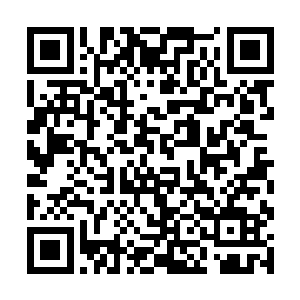 液态金属凝聚而成的成熟女子眼底闪动着深沉的光芒二维码生成