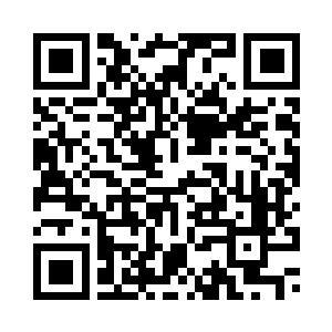 满眼不可置信地注视着自己的父亲二维码生成