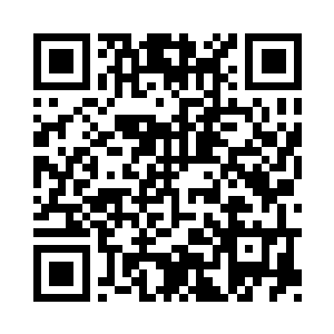 满眼尽是好奇的注视着面前的两个蛋二维码生成