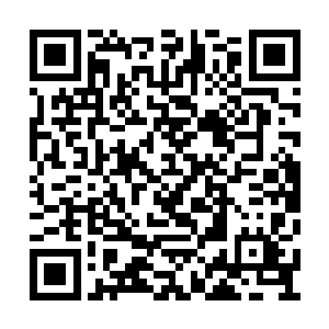 满脸敌意地看着那个被美女们簇拥在中间的男子二维码生成