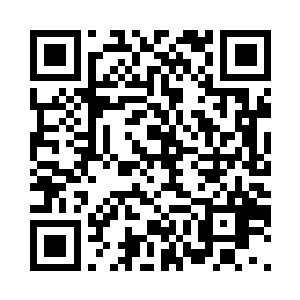 漂亮的脸蛋上挂着的不可思议的神情二维码生成