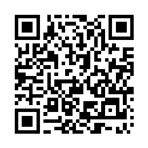 演员们三三两两的聚集在一起开心地对话着二维码生成