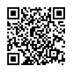 演示者拿起他一开始拿的骨器放到了木盆上空二维码生成