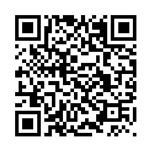 火光映照出一个男人面无表情的脸二维码生成