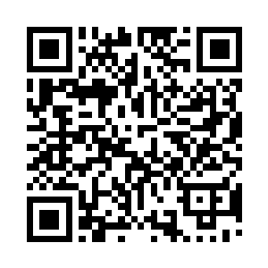 火堆旁边暖光映透晶莹的青色蛋壳咔嚓一声二维码生成