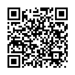 点缀着一条钉满黑色十字架的链子二维码生成