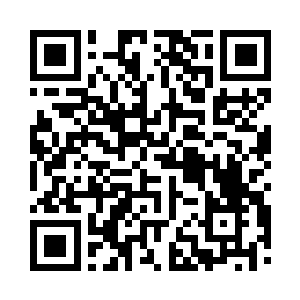 然后一个人趴在地上朝旁边的奥迪车爬了过去二维码生成