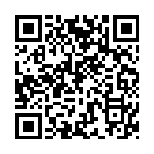 然后一个白头发的年轻人从车里走了出来二维码生成